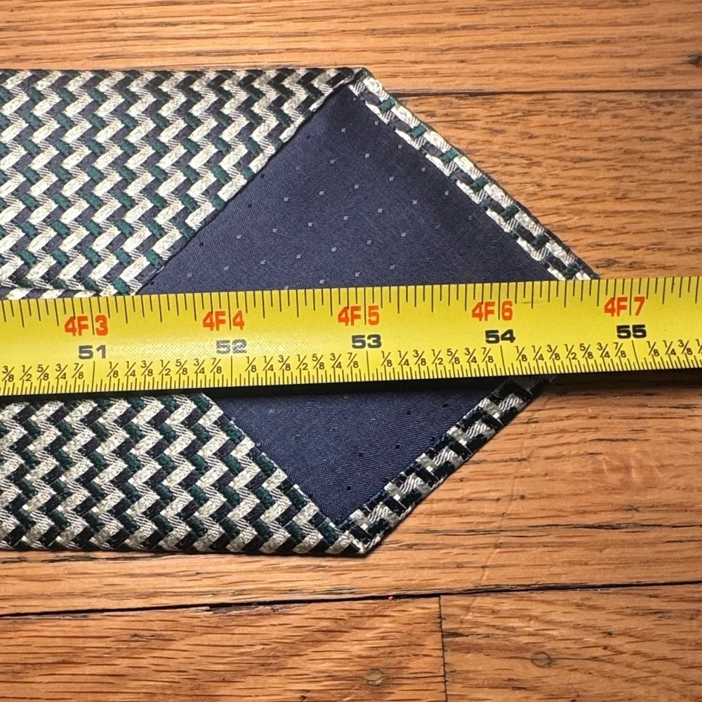 Beautiful Geoffrey Beene Chevron Patterned Silk Dress Tie in Tan/Blue/Green